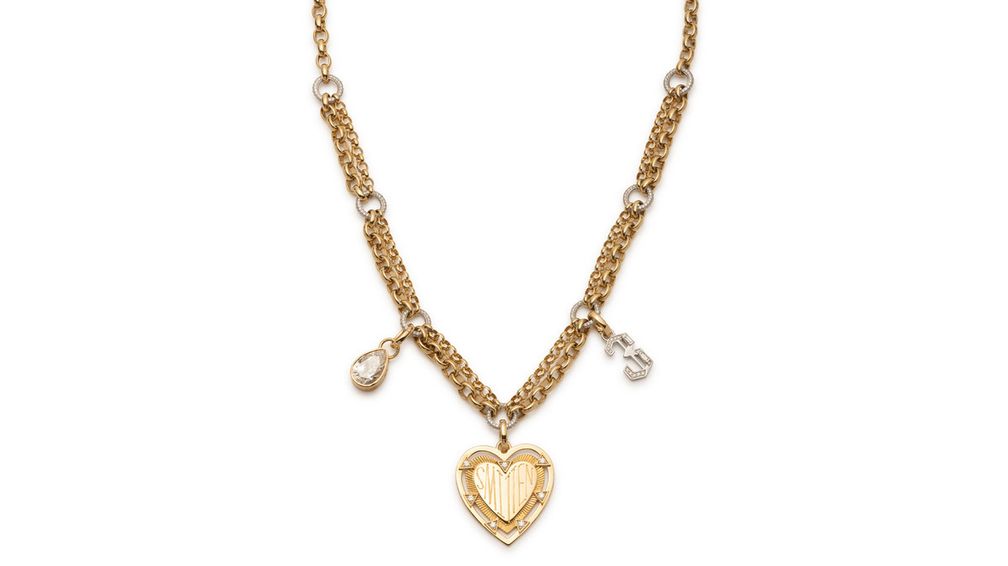 Большой медальон Heart в центре ожерелья – одно из новых изделий Foundrae, доступных для персонализации