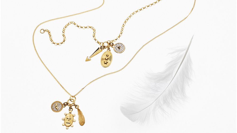 Ожерелье Vivacity Cluster, показанное внизу, украшено подвеской в виде пера, а ожерелье Dream Cluster – подвеской в виде стрелы