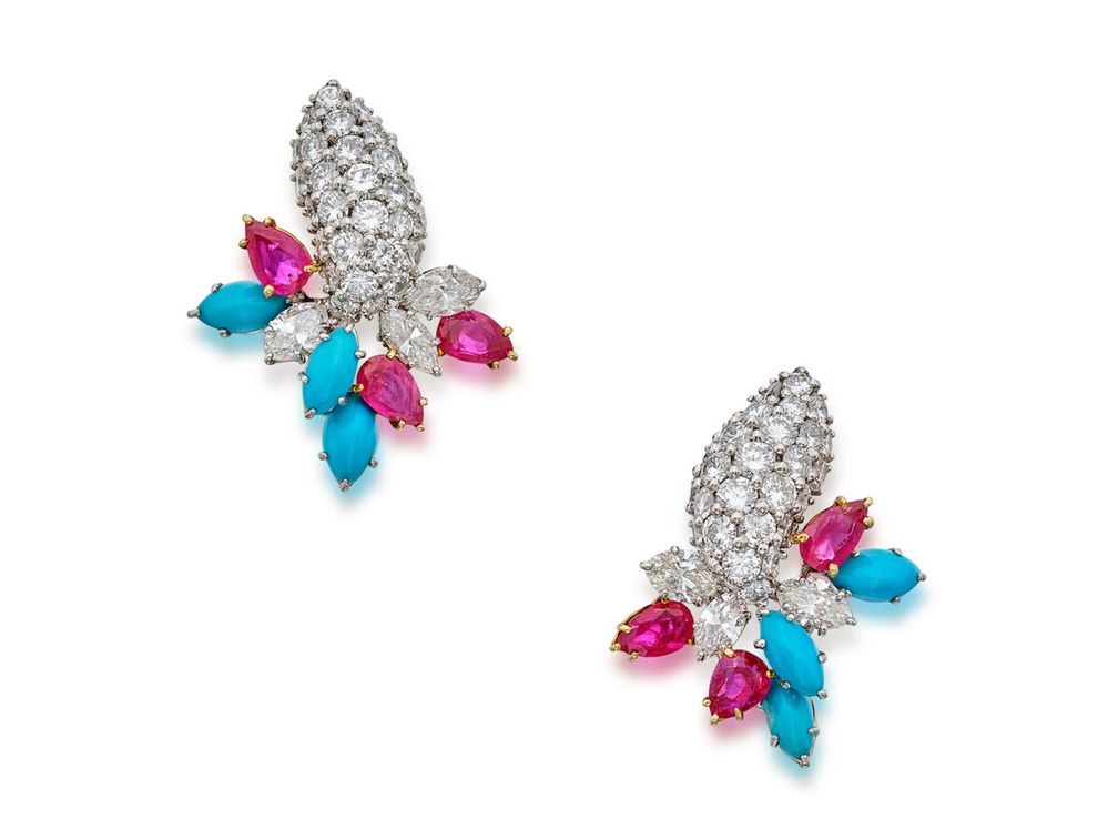 Серьги-клипсы от Harry Winston с рубинами, бирюзой и бриллиантами Серьги-клипсы от Harry Winston с рубинами, бирюзой и бриллиантами