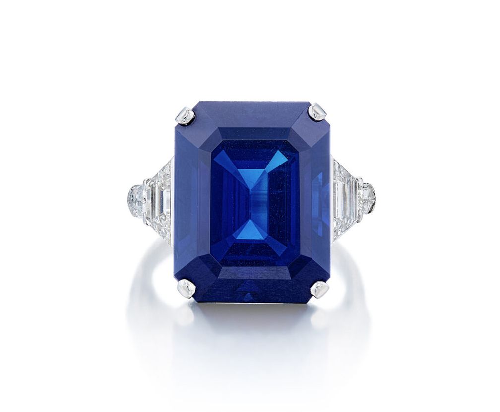 Кольцо с бирманским сапфиром изумрудной огранки весом 19,79 карата Кольцо с бирманским сапфиром изумрудной огранки весом 19,79 карата