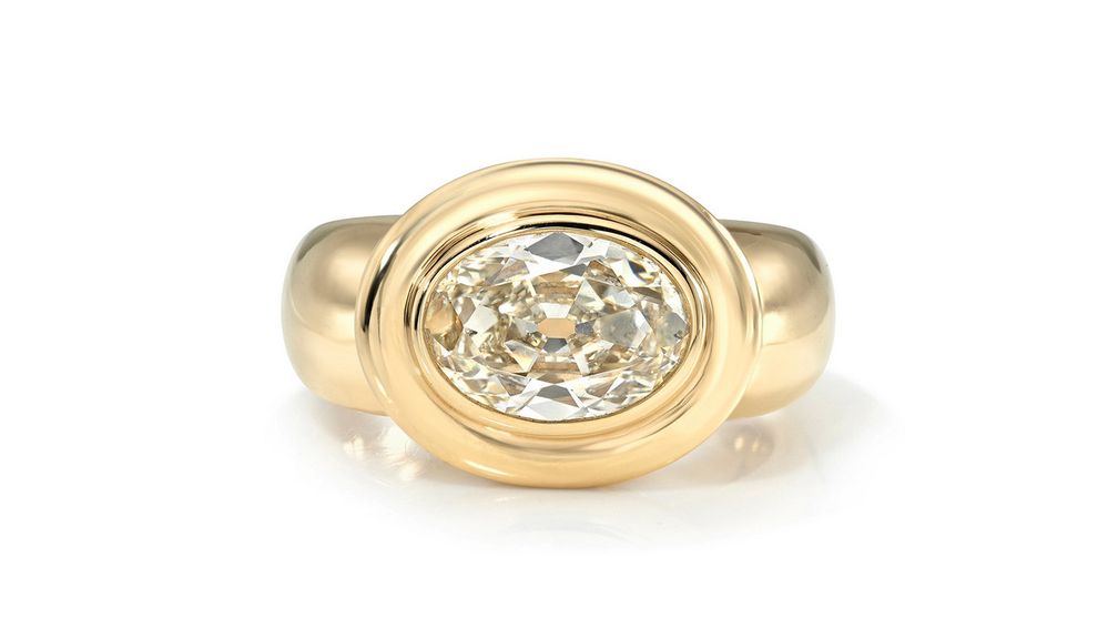 Кольцо Kay от Single Stone украшено бриллиантом огранки «мовал» (сочетание элементов огранки маркиза и овал) весом 2,43 карата на массивном ободке из 18-каратного желтого золота 