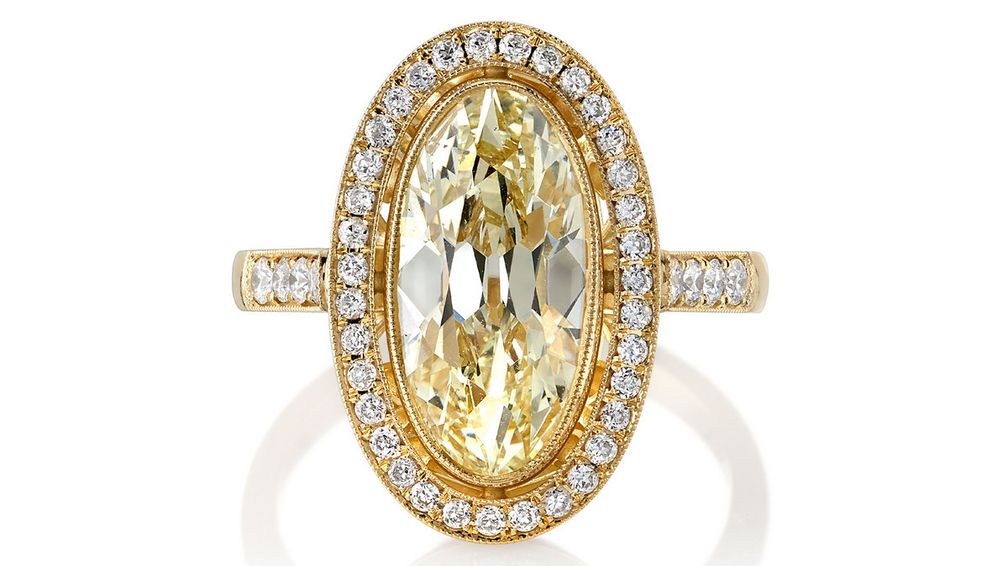 Кольцо Camille от Single Stone с бриллиантом огранки «мовал» 2,77 карата и акцентными бриллиантами старой европейской огранки в 18-каратном желтом золоте Кольцо Camille от Single Stone с бриллиантом огранки «мовал» 2,77 карата и акцентными бриллиантами старой европейской огранки в 18-каратном желтом золоте