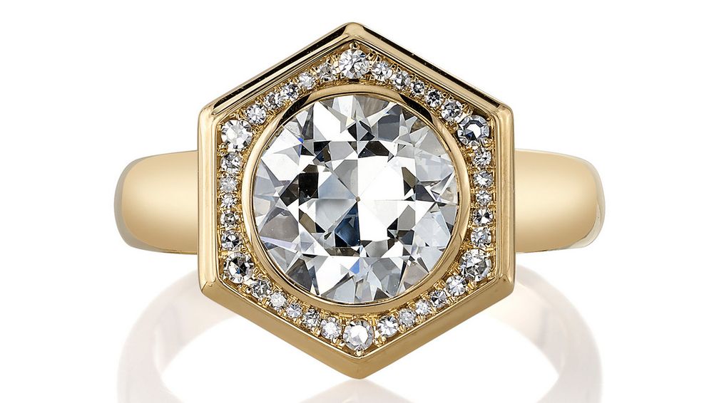 Кольцо Adelaide от Single Stone из 18-каратного желтого золота с бриллиантом старой европейской огранки в закрепке безель и акцентными бриллиантами одинарной огранки Кольцо Adelaide от Single Stone из 18-каратного желтого золота с бриллиантом старой европейской огранки в закрепке безель и акцентными бриллиантами одинарной огранки