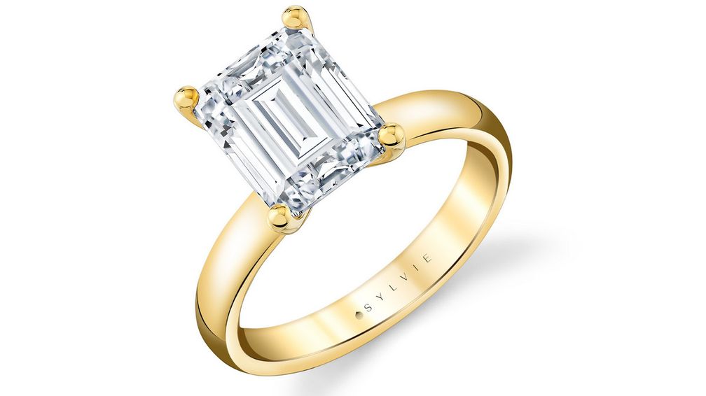 Кольцо-солитер Mila от Sylvie Jewelry с широким ободком из 14-каратного желтого золота и бриллиантом изумрудной огранки Кольцо-солитер Mila от Sylvie Jewelry с широким ободком из 14-каратного желтого золота и бриллиантом изумрудной огранки