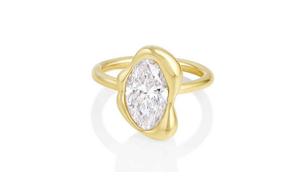 Кольцо-солитер от Marrow Fine с бриллиантом огранки «мовал» 2,50 карата в абстрактной оправе Кольцо-солитер от Marrow Fine с бриллиантом огранки «мовал» 2,50 карата в абстрактной оправе