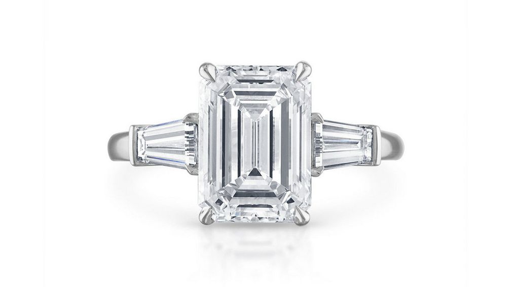 Кольцо-солитер от Stephanie Gottlieb Fine Jewelry с тремя камнями: бриллиантом изумрудной огранки в центре и коническими боковыми камнями багетной огранки Кольцо-солитер от Stephanie Gottlieb Fine Jewelry с тремя камнями: бриллиантом изумрудной огранки в центре и коническими боковыми камнями багетной огранки