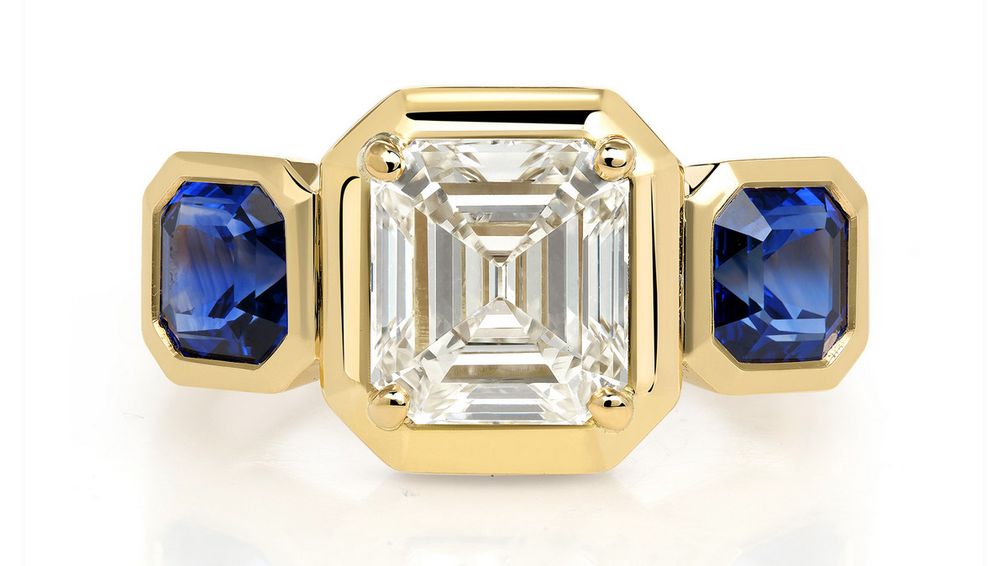 Кольцо Gloria от Single Stone с бриллиантом огранки кушон 2,86 карата, окруженным двумя синими сапфирами огранки «Ашер» общим весом 1,50 карата Кольцо Gloria от Single Stone с бриллиантом огранки кушон 2,86 карата, окруженным двумя синими сапфирами огранки «Ашер» общим весом 1,50 карата