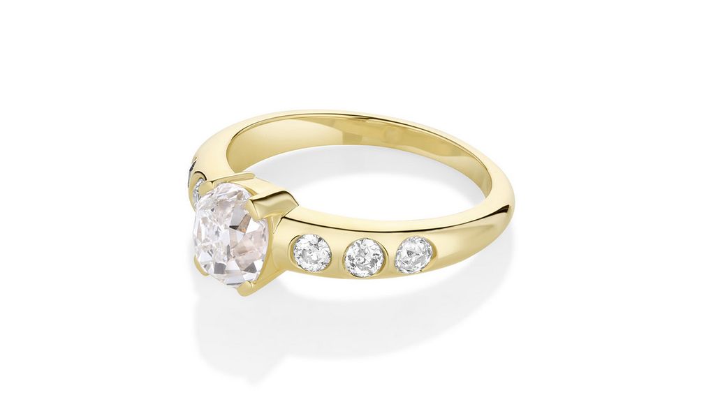 Кольцо Verona от Marrow Fine из 14-каратного желтого золота с бриллиантом огранки старых шахт в центре и шестью дополнительными бриллиантами Кольцо Verona от Marrow Fine из 14-каратного желтого золота с бриллиантом огранки старых шахт в центре и шестью дополнительными бриллиантами