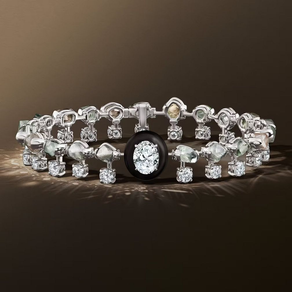 Браслет Embrace с белыми бриллиантами и зелеными необработанными бриллиантами. В центре — овальный бриллиант весом 1,72 карата Браслет Embrace с белыми бриллиантами и зелеными необработанными бриллиантами. В центре — овальный бриллиант весом 1,72 карата