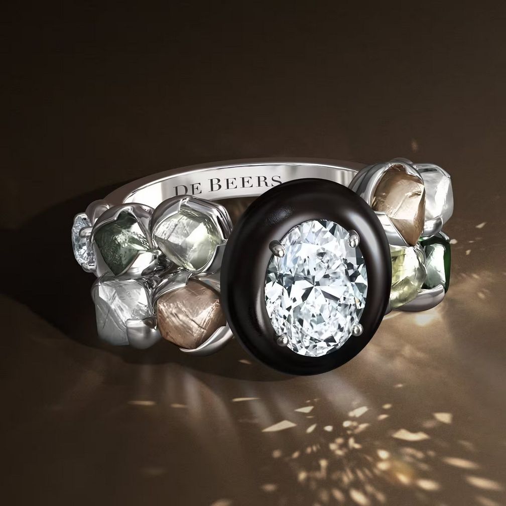 Кольцо Embrace демонстрирует овальный белый бриллиант весом 1,50 карата вместе с вырезанным вручную гагатом и необработанными зелеными бриллиантами Кольцо Embrace демонстрирует овальный белый бриллиант весом 1,50 карата вместе с вырезанным вручную гагатом и необработанными зелеными бриллиантами