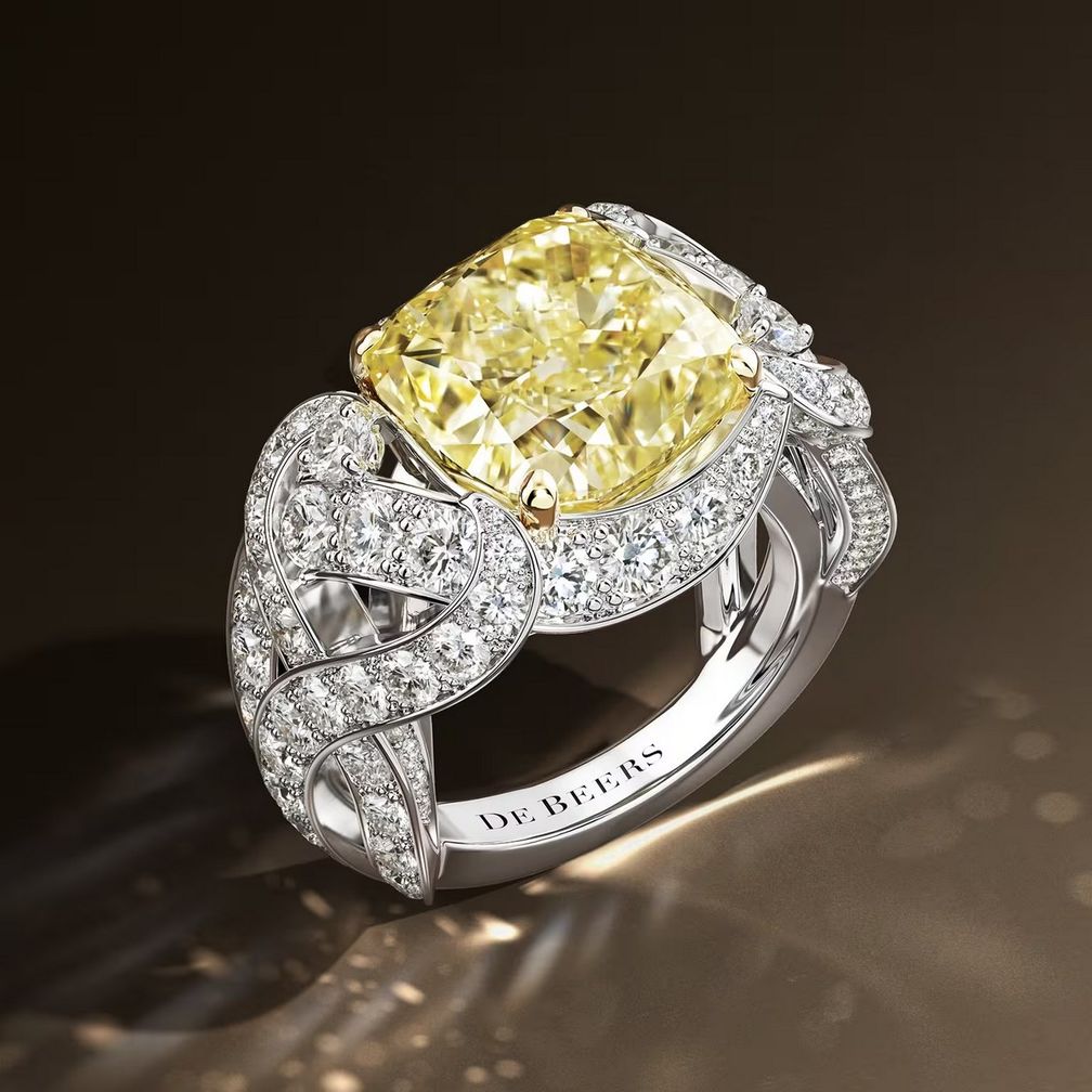 Коктейльное кольцо Interlace украшает впечатляющий желтый бриллиант весом 8,75 карата Коктейльное кольцо Interlace украшает впечатляющий желтый бриллиант весом 8,75 карата
