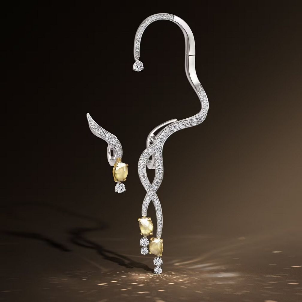 Серьги-каффы Interlace, напоминающие переплетенные корни деревьев, украшены белыми и желтыми бриллиантами Серьги-каффы Interlace, напоминающие переплетенные корни деревьев, украшены белыми и желтыми бриллиантами