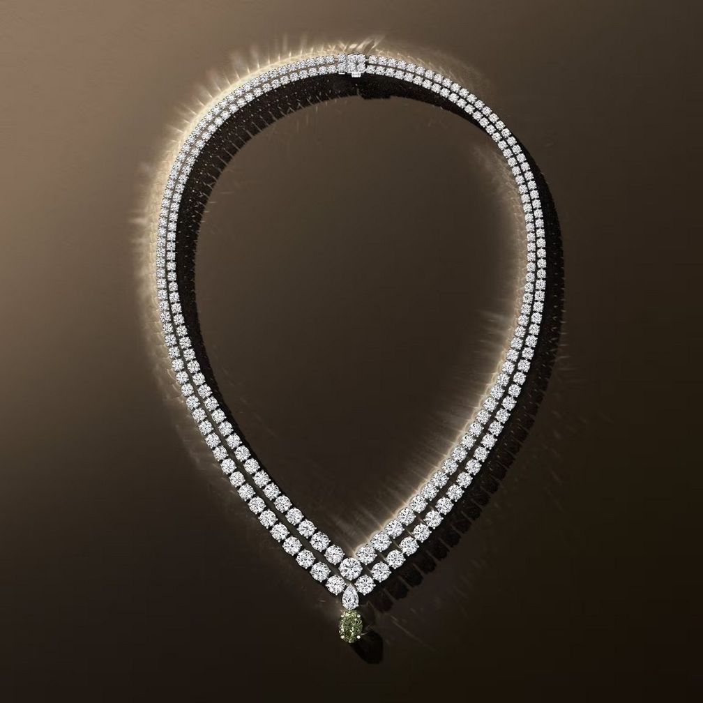 В ожерелье Foundation белые бриллианты спускаются каскадом к удивительно редкому овальному серо-желто-зеленому бриллианту В ожерелье Foundation белые бриллианты спускаются каскадом к удивительно редкому овальному серо-желто-зеленому бриллианту