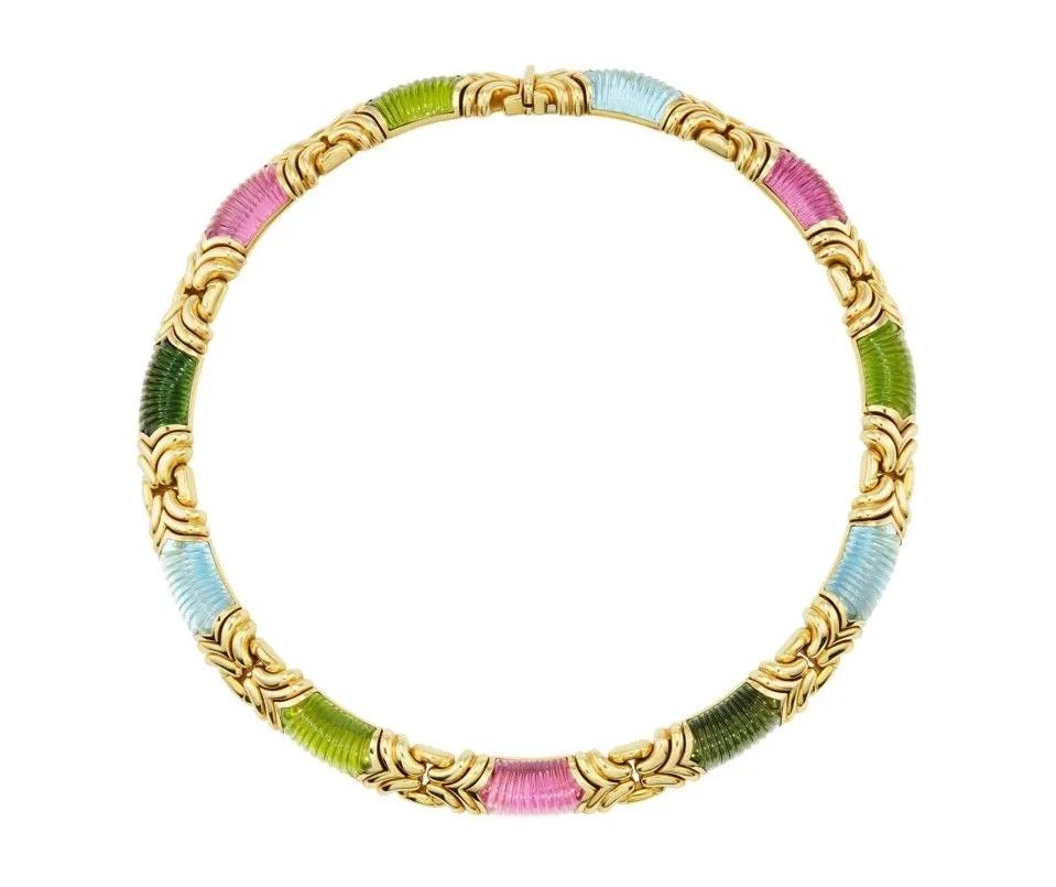 Редкое ожерелье Bulgari 1970-х годов с фирменными звеньями бренда с резными драгоценными камнями