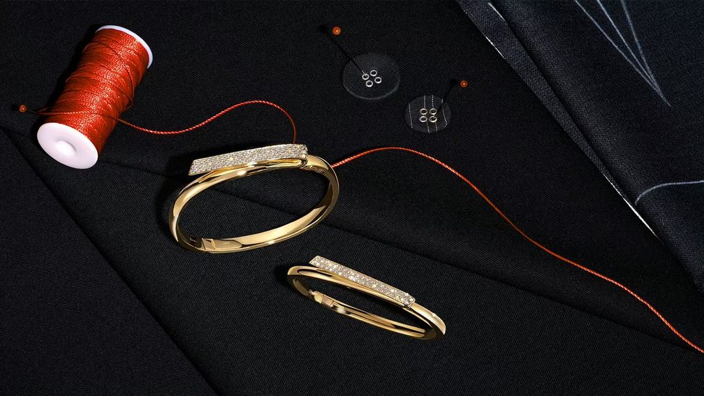 Браслеты Flip сделаны из 18-каратного желтого золота, которое было сложено и инкрустировано бриллиантовым паве Браслеты Flip сделаны из 18-каратного желтого золота, которое было сложено и инкрустировано бриллиантовым паве