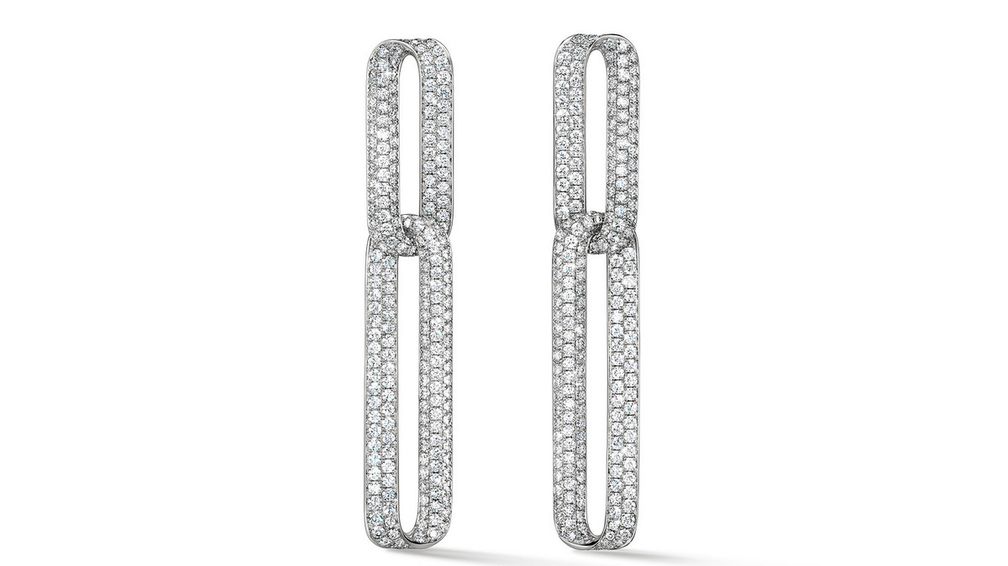 В коллекцию Inside Out также входят изделия с полным бриллиантовым паве, как представленные здесь серьги Drop из 18-каратного белого золота В коллекцию Inside Out также входят изделия с полным бриллиантовым паве, как представленные здесь серьги Drop из 18-каратного белого золота