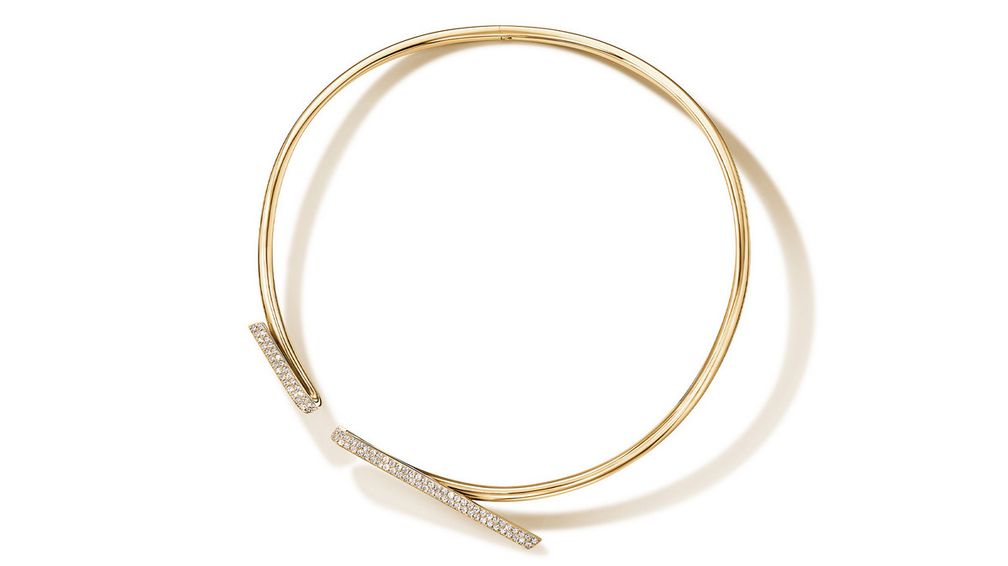 Колье Flip из 18-каратного желтого золота с бриллиантовым паве также вдохновлено сложенной тканью Колье Flip из 18-каратного желтого золота с бриллиантовым паве также вдохновлено сложенной тканью