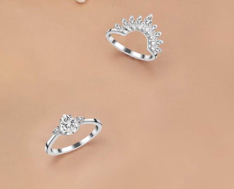 О красоте колец с белым топазом