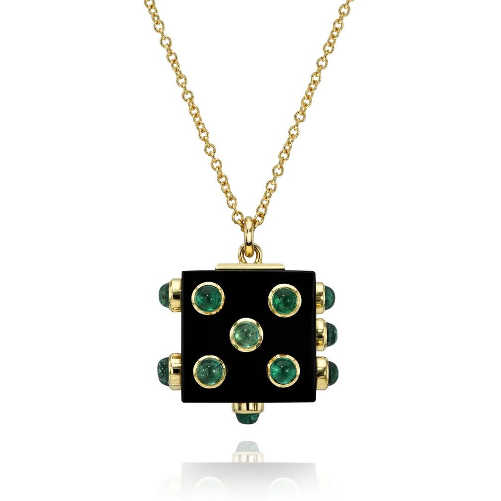 Подвеска в виде большой игральной кости из 18-каратного желтого золота. Изготовленная вручную из черного кварца, она украшена светящимися изумрудами Gemfields огранки кабошон 