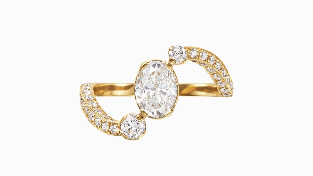 Кольцо Amoureux Madison из 18-каратного золота с бриллиантами, включая овальный бриллиант в центре весом 1 карат