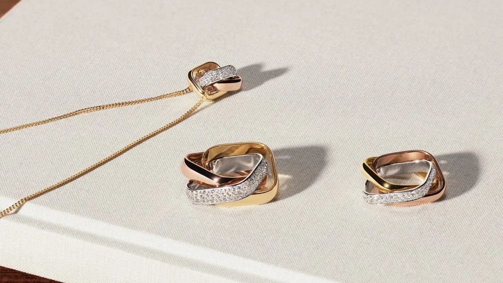 В коллекции Cartier Trinity присутствуют животные принты и форма кушон