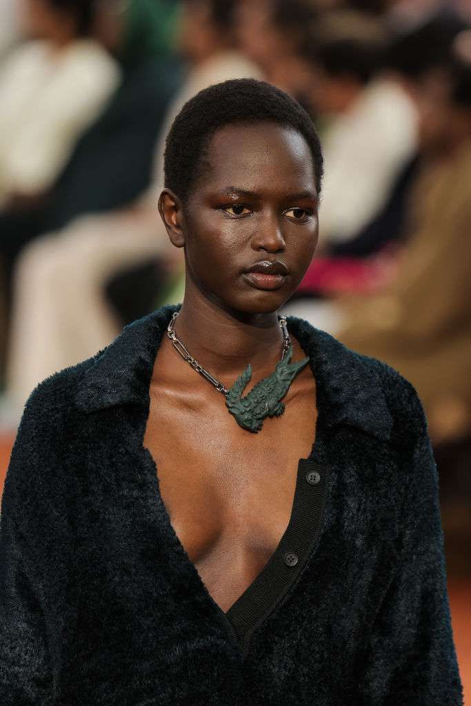 Модель на показе женской одежды Lacoste осень — 2025 Модель на показе женской одежды Lacoste осень — 2025