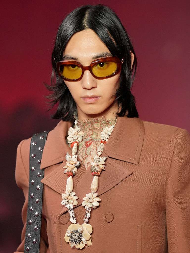 Ожерелья из ракушек возвращаются. Показ Valentino осень — 2025 Ожерелья из ракушек возвращаются. Показ Valentino осень — 2025