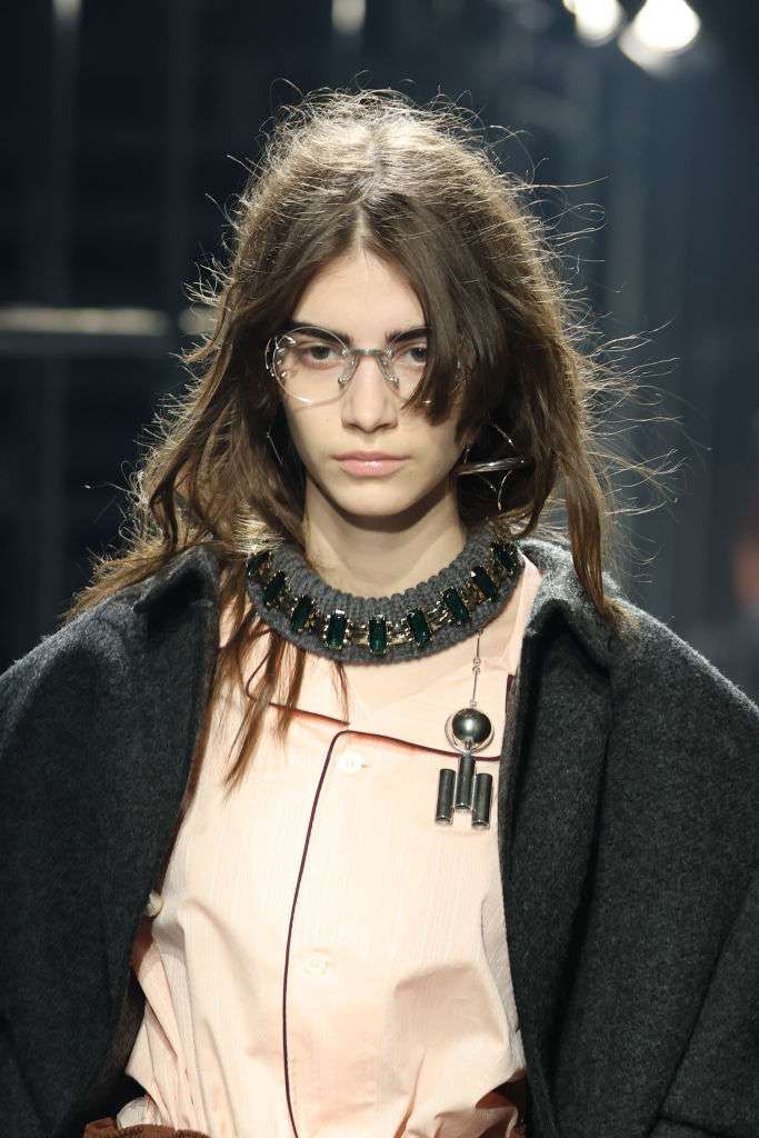 На показе коллекции Prada осень — 2025 было много вязаных воротников, украшенных сверкающими стразами На показе коллекции Prada осень — 2025 было много вязаных воротников, украшенных сверкающими стразами