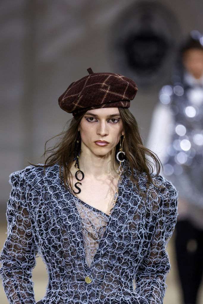 Знак времени? В коллекции Vivienne Westwood осень — 2025 были представлены серьги с буквами алфавита, которые складывались в слово «хаос» Знак времени? В коллекции Vivienne Westwood осень — 2025 были представлены серьги с буквами алфавита, которые складывались в слово «хаос»