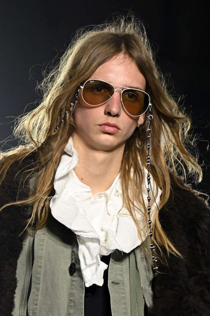 На показе Ann Demeulemeester засияла даже цепочка для солнцезащитных очков На показе Ann Demeulemeester засияла даже цепочка для солнцезащитных очков