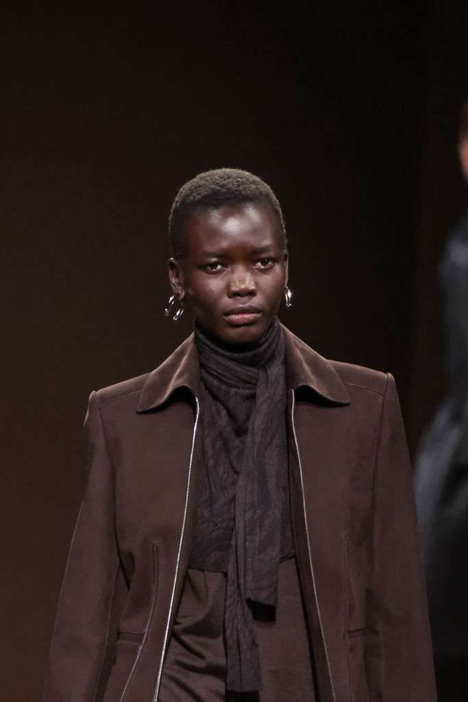 Модель на показе Hermès осень — 2025 Модель на показе Hermès осень — 2025