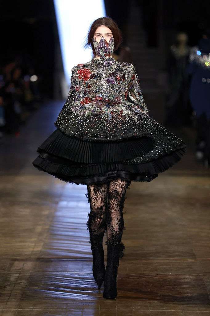 Модель на показе Alexander McQueen осень — 2025 Модель на показе Alexander McQueen осень — 2025