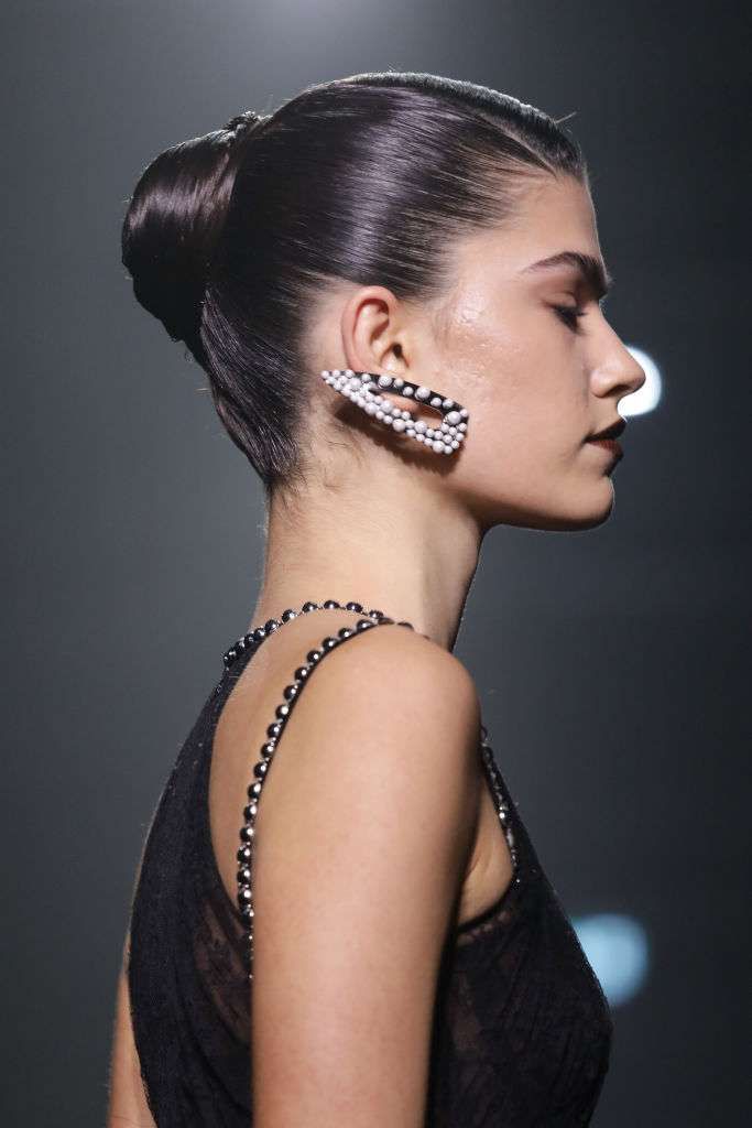 Королева жемчуга на показе женской одежды Georges Hobeika осень — 2025 Королева жемчуга на показе женской одежды Georges Hobeika осень — 2025