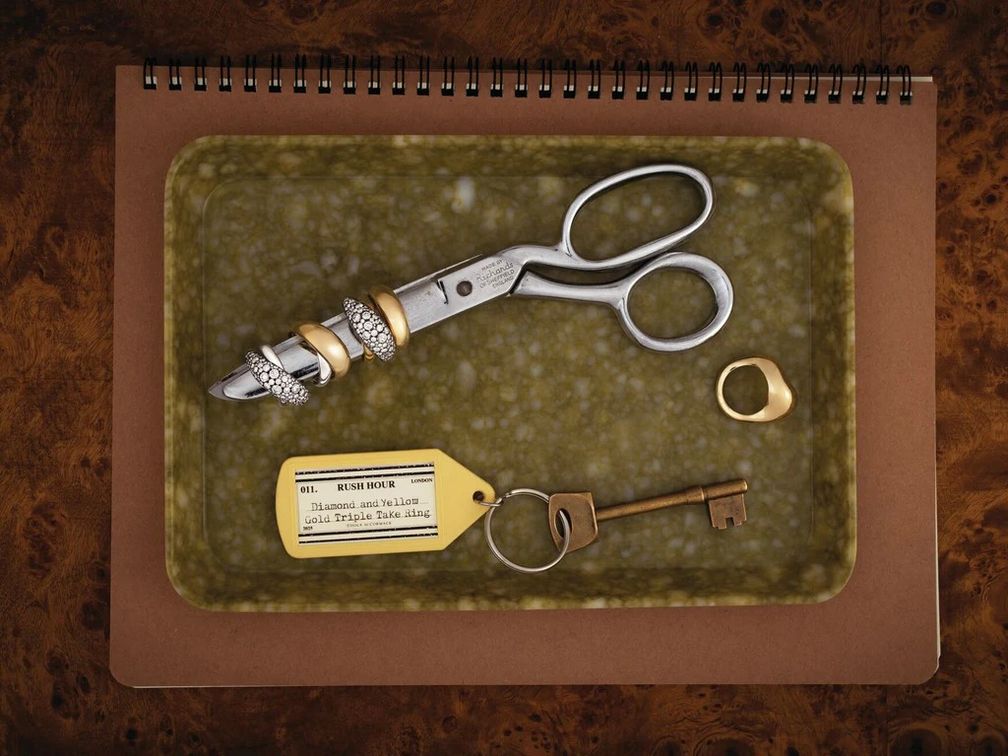 Минималистичные украшения Джессики Маккормак привносят гламур в работу с 9 до 5