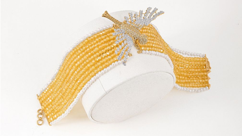 Браслет Feathers of Freedom от Jhoomer Jewels с несколькими рядами драгоценных камней и жемчугом увенчан мотивом птицы, инкрустированным бриллиантами 