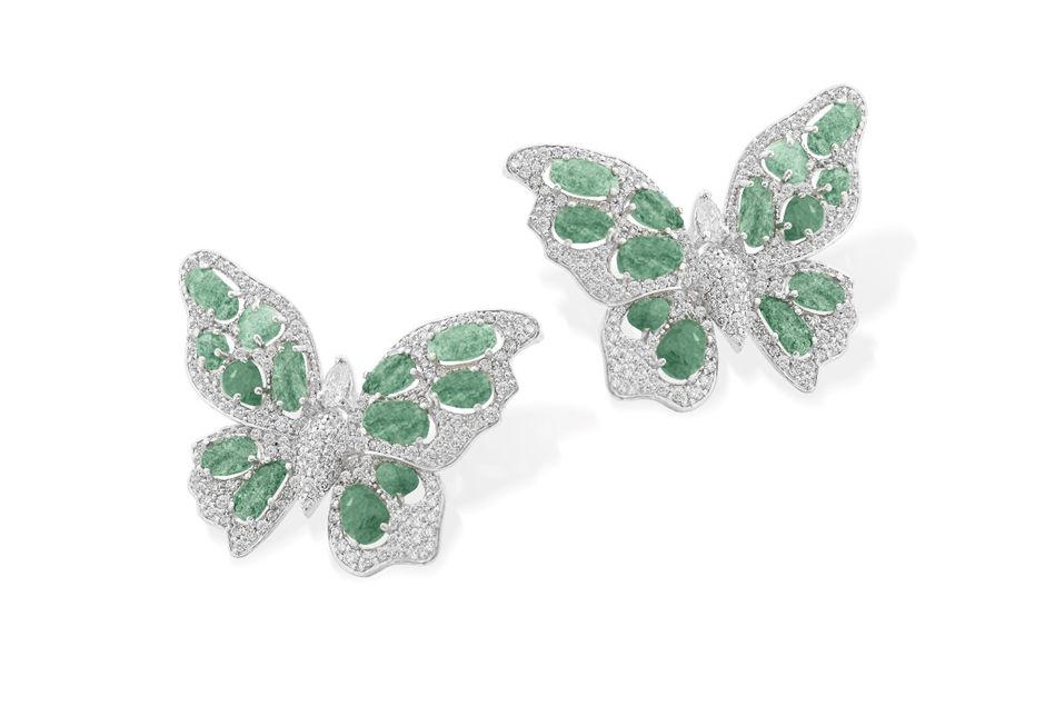 Серьги в форме бабочек под названием Whispering Wings созданы с использованием бриллиантов и изумрудов индивидуальной огранки