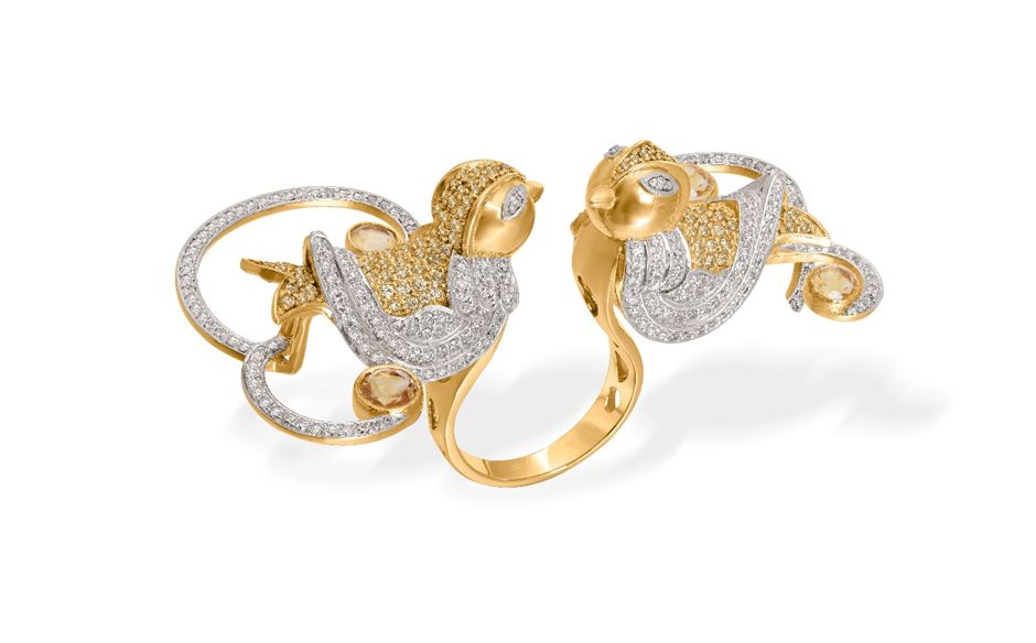 Кольцо Songbirds от Jhoomer Jewels из желтого золота украшено двумя милыми крылатыми существами, инкрустированными бриллиантами 