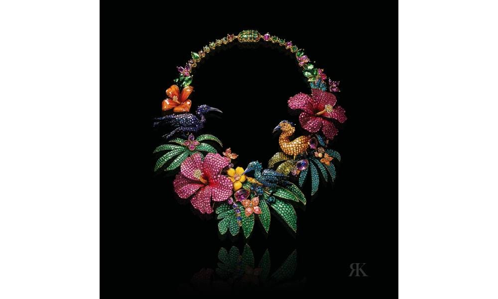Ожерелье Tropical Paradise — дань яркости тропической флоры и фауны. Оно состоит из точно установленных драгоценных камней, изображающих яркие цветы гибискуса, экзотические листья и величественных тропических птиц. Каждый элемент украшен блестящими бриллиантами, сапфирами, гранатами, турмалинами, цитринами, изумрудами и рубинами, создавая захватывающее сочетание красоты и роскоши природы