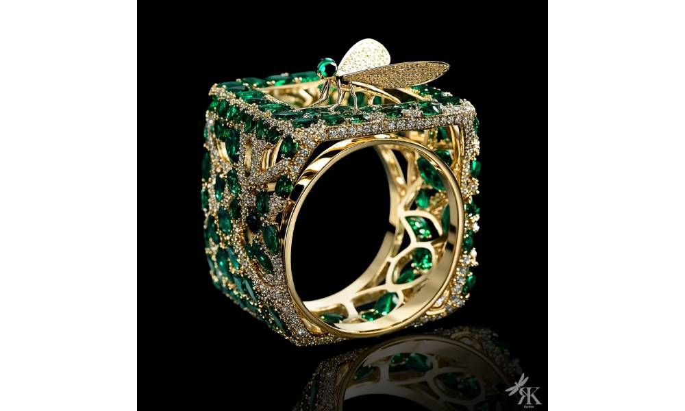 Dragonfly Haven — это креативное кольцо в виде полого куба, выполненное из полированного желтого золота. Внешняя часть кольца инкрустирована яркими зелеными изумрудами и белыми бриллиантами, выложенными паве на всех четырех видимых поверхностях куба, что создает ослепительный эффект инкрустации драгоценными камнями