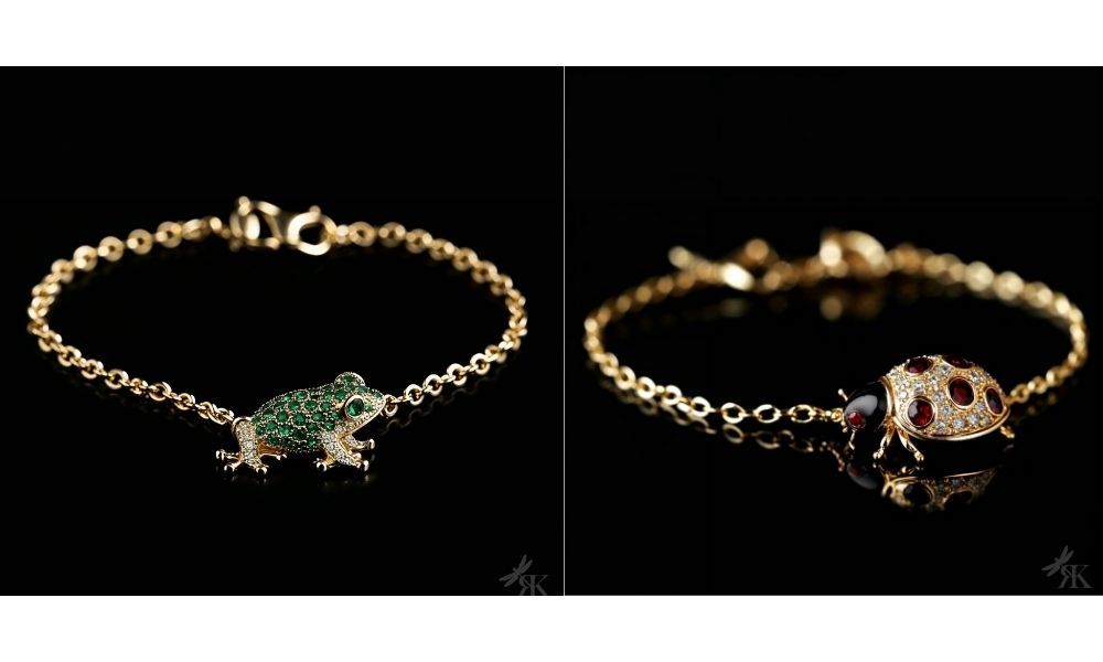 (Слева) Браслет Saut de Lumière передает красоту природы. Изящный шарм в виде лягушки, покрытый мерцающими изумрудами и бриллиантами, покоится на тонкой цепочке из розового золота. (Справа) Браслет Coccinelle, изготовленный из 18-каратного желтого золота, украшен божьей коровкой, сверкающей яркими рубинами, а также бриллиантами в оправе паве и деталями из черной эмали 