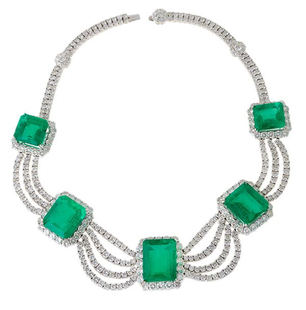 Дизайнер Селим Музаннар увидел потенциал изумрудов этого винтажного колье для повторного использования в новых драгоценностях