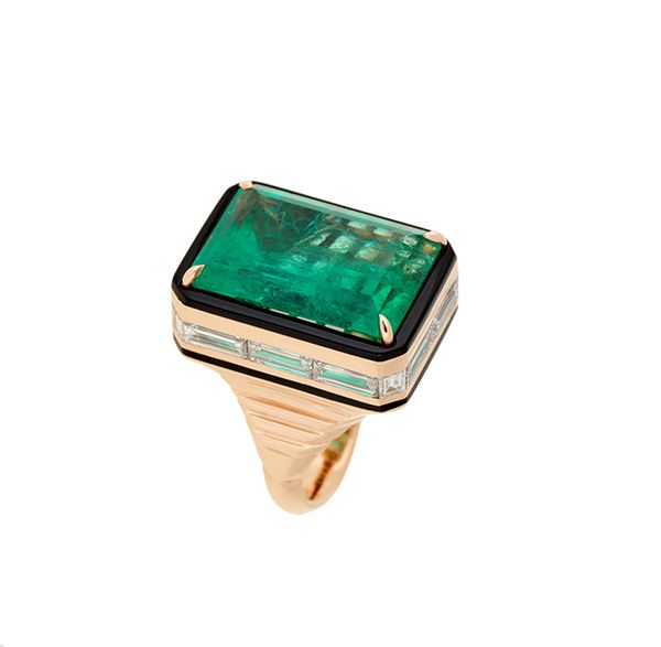 И серьги, и кольцо выполнены из 18-каратного розового золота, украшены черной эмалью и бриллиантовыми акцентами. «Черная эмаль создает прекрасный контраст, который еще больше выделяет изумруды», — говорит Музаннар