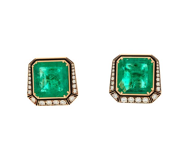 Эти серьги украшены колумбийскими изумрудами, каждый весом около 9 карат