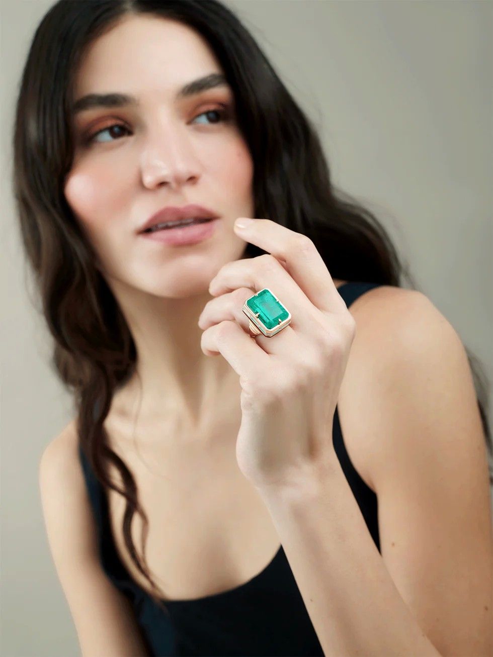 Музаннар использовал изумруд весом более 21 карата из винтажного колье в дизайне кольца