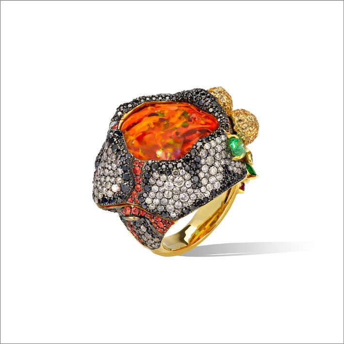 Кольцо Etna с огненным опалом весом более 27 карат, черными и серыми бриллиантами, сапфирами разных цветов 