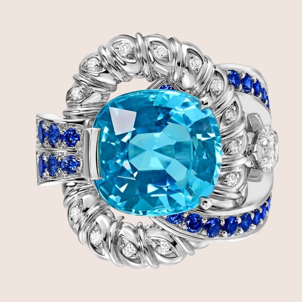 Кольцо Itague de Tourmaline от Van Cleef & Arpels из белого золота с турмалинами, сапфирами и бриллиантами