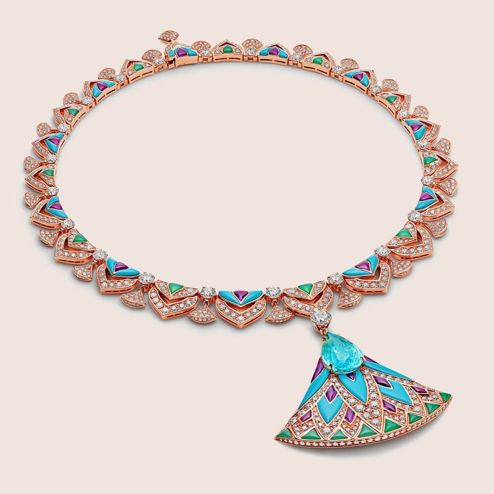 Ожерелье Divas’ Dream Water Lily от Bulgari из розового золота с турмалинами параиба, бирюзой, хризопразом, аметистами и бриллиантами 