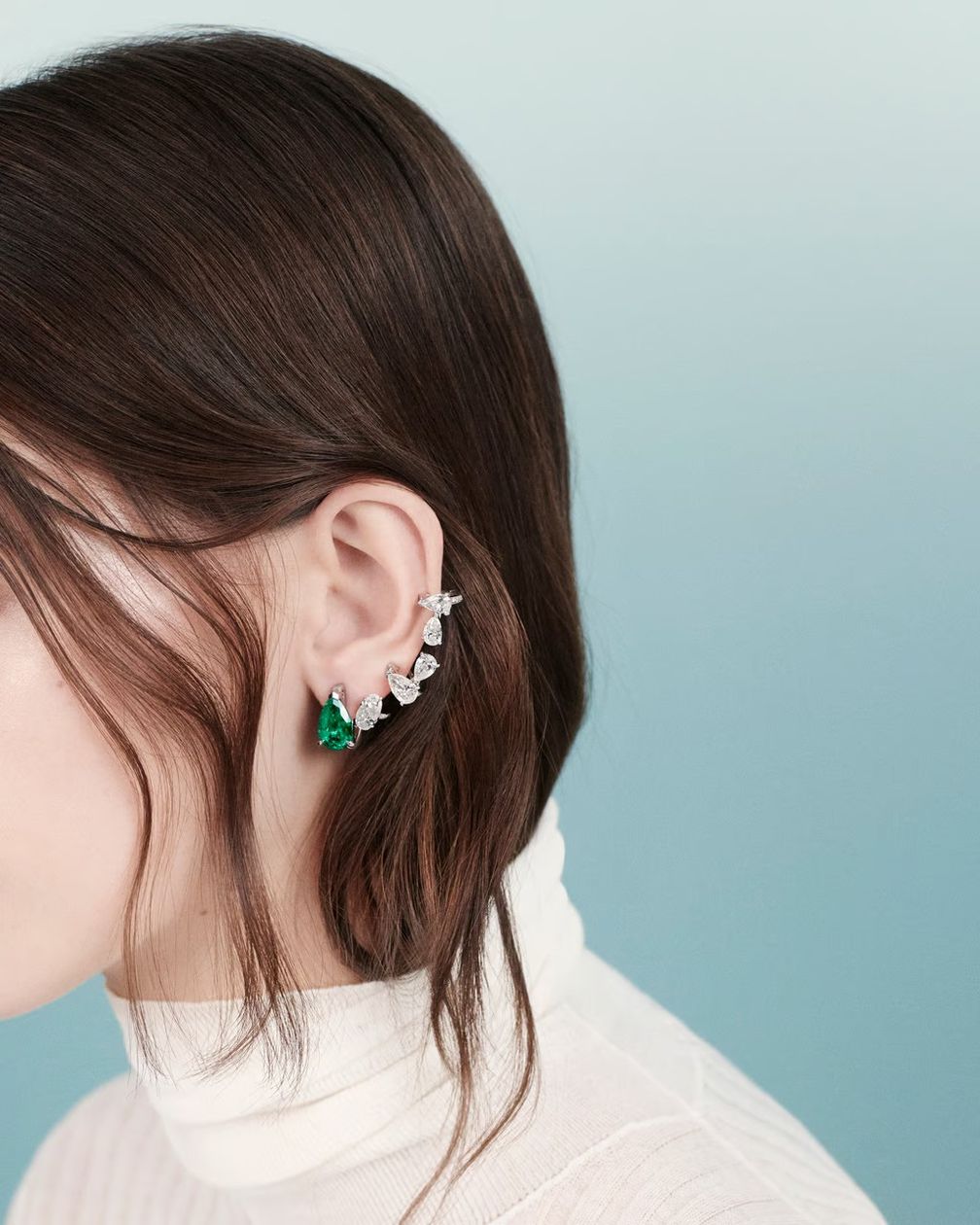 Серьги-каффы Serti Sur Vide от Repossi с бриллиантами и изумрудами Серьги-каффы Serti Sur Vide от Repossi с бриллиантами и изумрудами