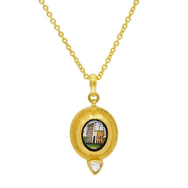 Ожерелье Antiquities с подвеской с микромозаикой выполнено из 22- и 24-каратного золота и украшено бриллиантом 