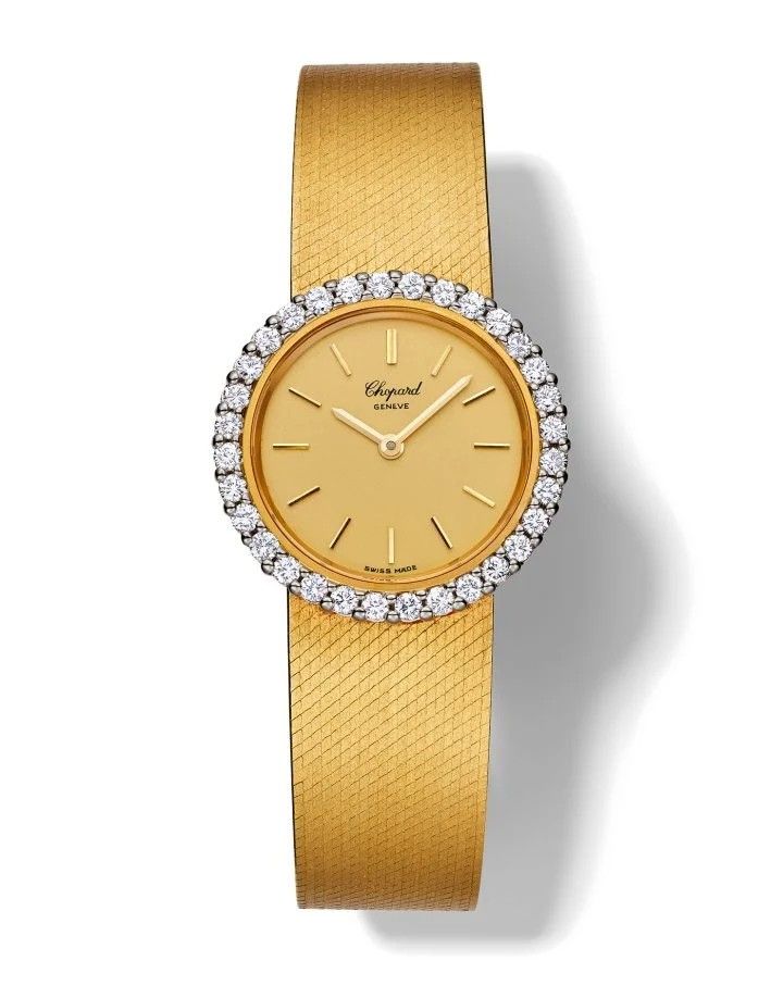 Женские наручные часы 1970 года: желтое золото, циферблат цвета шампанского, браслет с миланской сеткой, 32 бриллианта. Эти часы стали источником вдохновения для сегодняшних часов L’Heure du Diamant Женские наручные часы 1970 года: желтое золото, циферблат цвета шампанского, браслет с миланской сеткой, 32 бриллианта. Эти часы стали источником вдохновения для сегодняшних часов L’Heure du Diamant